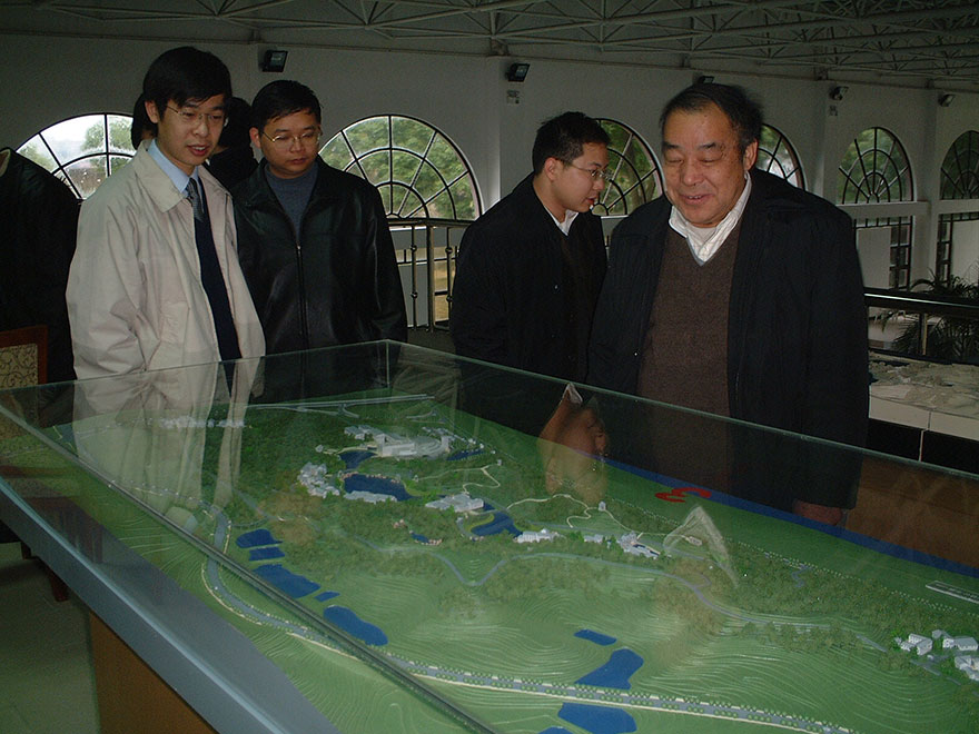 2004年4月自治区主管领导与南宁市城市总体规划项目组一同现场调研（图片来源：项目组拍摄）